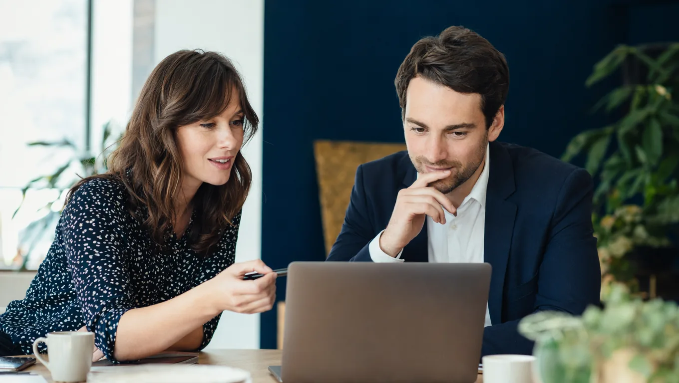 AIOS vs ChatGPT : pourquoi un assistant ne suffit pas à votre entreprise